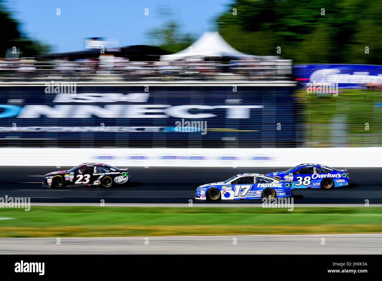 Loudon, New Hampshire, USA. 16 juillet, 2017. Ricky Stenhouse Jr, Monster Energy NASCAR Cup Series conducteur de la Fastenal Ford (17), prend la voie intérieure contre Corey LaJoie, conducteur de la Dr Pepper Toyota (23), et David Ragan, conducteur de l'Overton's Ford (38), à l'Énergie de l'Overton Monster NASCAR race 301 tenue au New Hampshire Motor Speedway de Loudon, New Hampshire. Eric Canha/CSM/Alamy Live News Banque D'Images