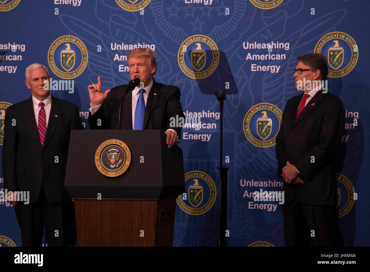 Le Président américain Donald Trump parle pendant le déclenchement de l'événement américain de l'énergie à l'Administration centrale du ministère de l'Énergie le 29 juin 2017 à Washington, DC. Banque D'Images