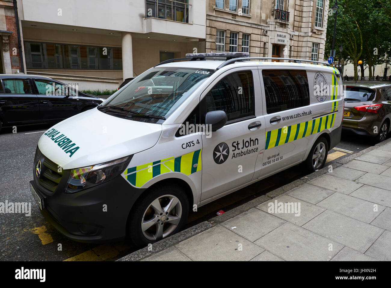 Ambulance Childrens stationné à l'extérieur de l'hôpital Great Ormond Street, Great Ormond Street, Bloomsbury, London, UK Banque D'Images