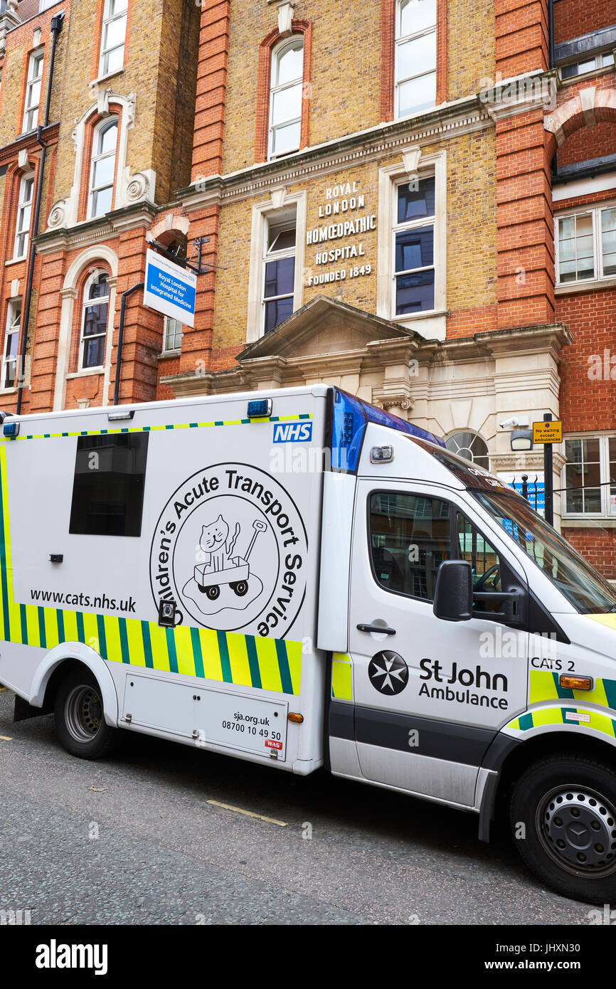 Ambulance Childrens stationné à l'extérieur de l'hôpital Great Ormond Street, Great Ormond Street, Bloomsbury, London, UK Banque D'Images
