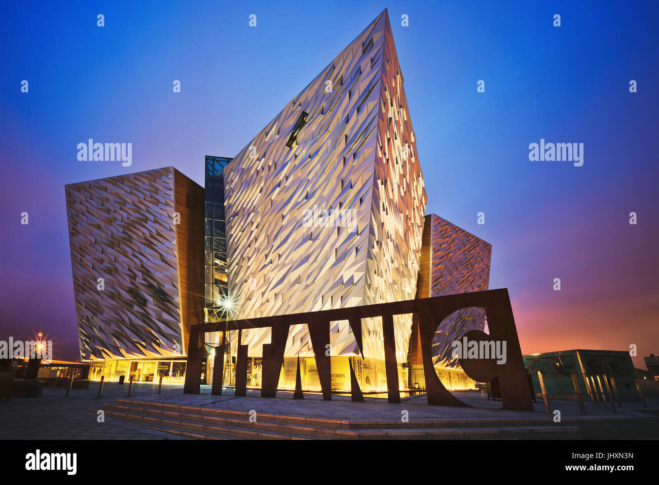 Coucher de soleil sur Titanic Belfast, Belfast, Irlande du Nord, Royaume-Uni Banque D'Images