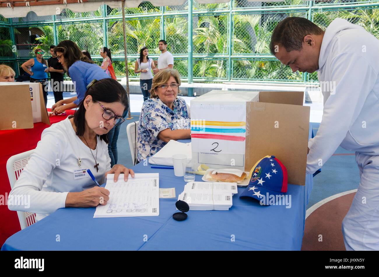 Des millions de Vénézuéliens ont participé à une consultation populaire (référendum) ce 16 Juillet. Organisées par le Bureau de l'unité (boue) comme établi dans un Banque D'Images