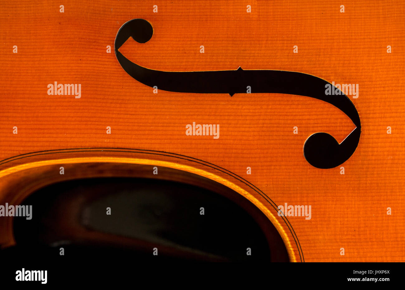 Close up of musical instrument à cordes, violoncelle f trou et C bout Banque D'Images