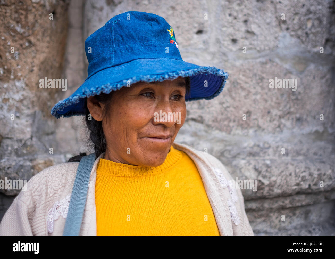 AREQUIPA, PÉROU - CIRCA AVRIL 2014 : Portrait de femme péruvienne dans les rues d'Arequipa. Arequipa est la deuxième ville du Pérou par population avec 861,1 Banque D'Images