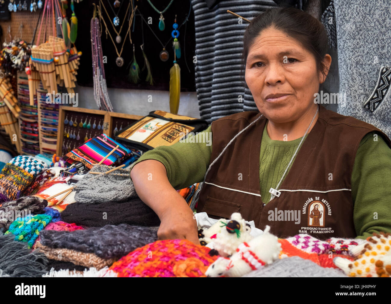 AREQUIPA, PÉROU - CIRCA AVRIL 2014 : femme péruvienne vendant de l'artisanat traditionnel dans Arequipa. Arequipa est la deuxième ville du Pérou par population avec 861,1 Banque D'Images