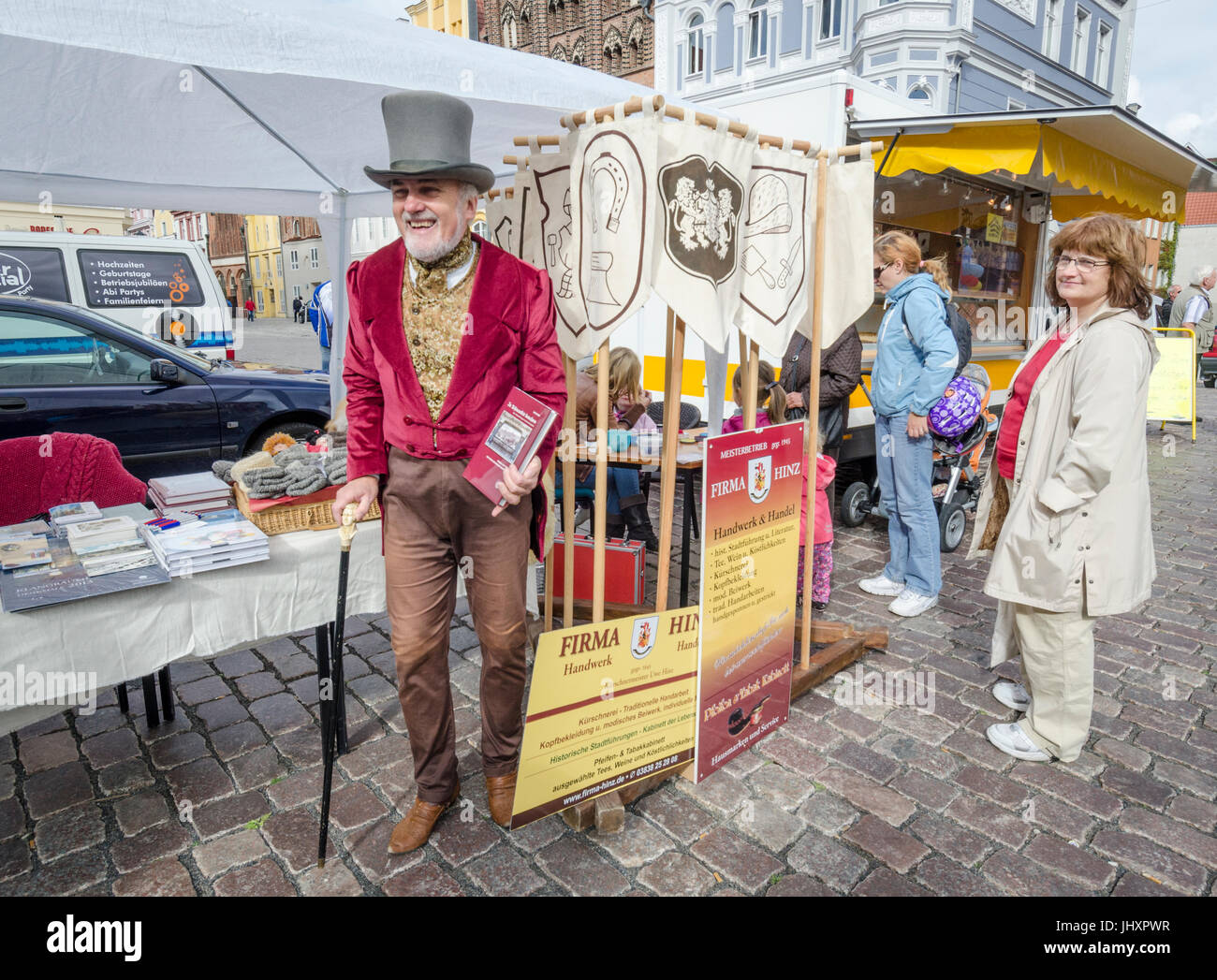 Marché artisanal traditionnel négociant en costume allemand, Stralsund, Allemagne Banque D'Images