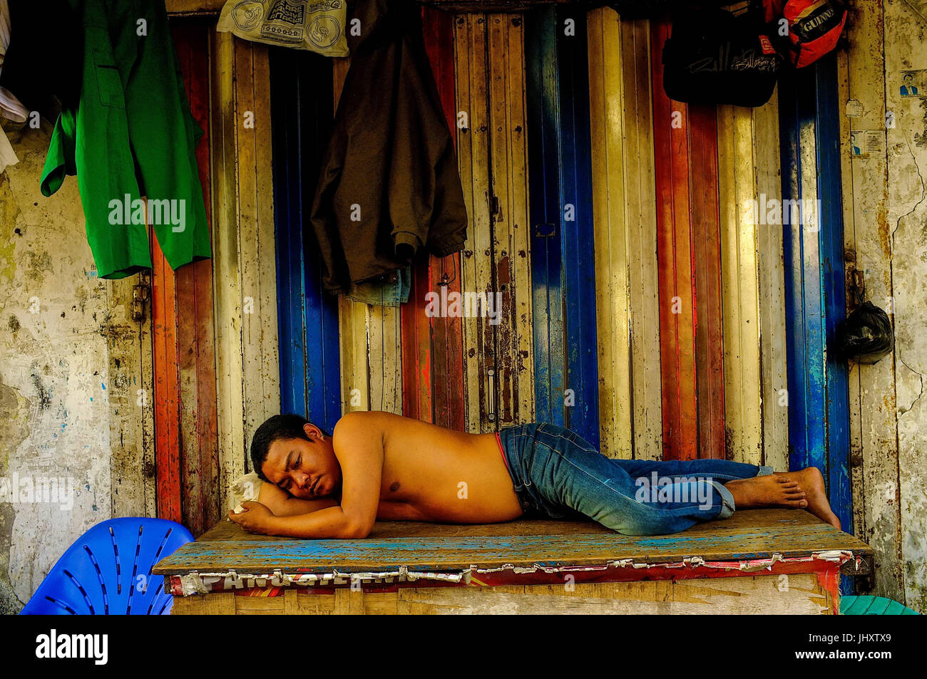 Un homme dort dans la rue à Makassar, au sud de Sulawesi, Indonésie Banque D'Images