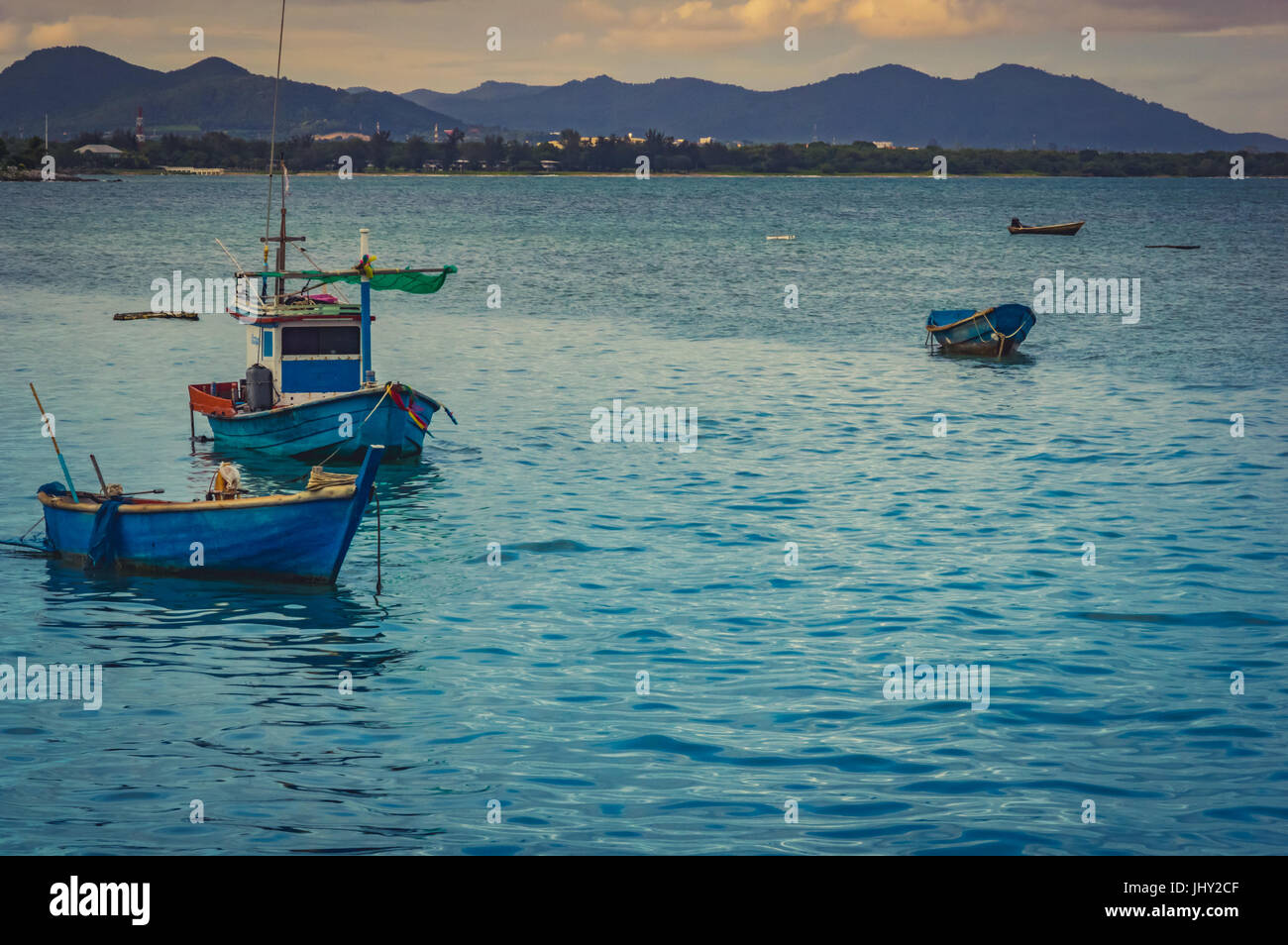 Petits bateaux de pêche ancrés près du rivage à Sattahip, Thaïlande Banque D'Images