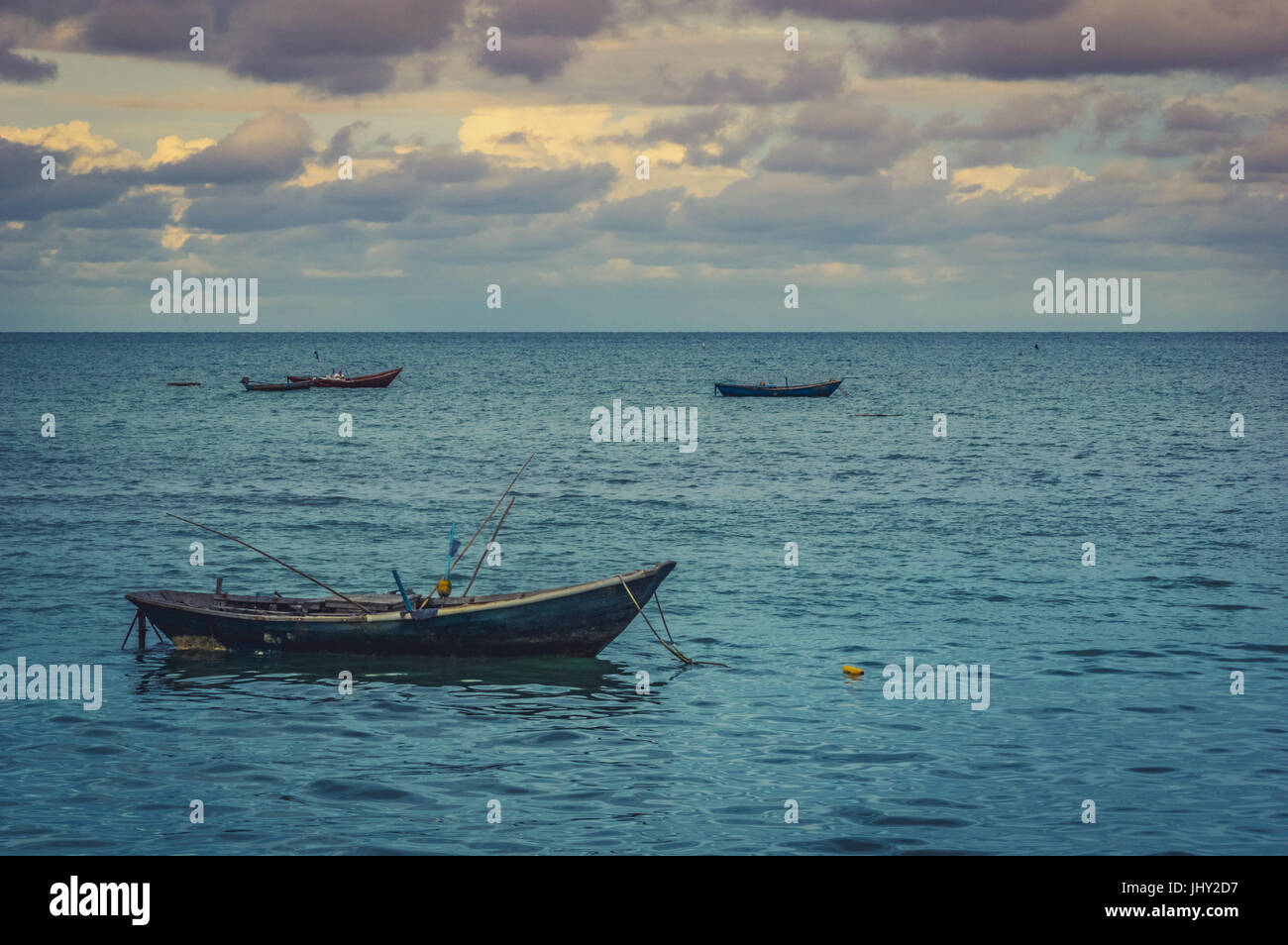 Petits bateaux de pêche ancrés près du rivage à Sattahip, Thaïlande Banque D'Images