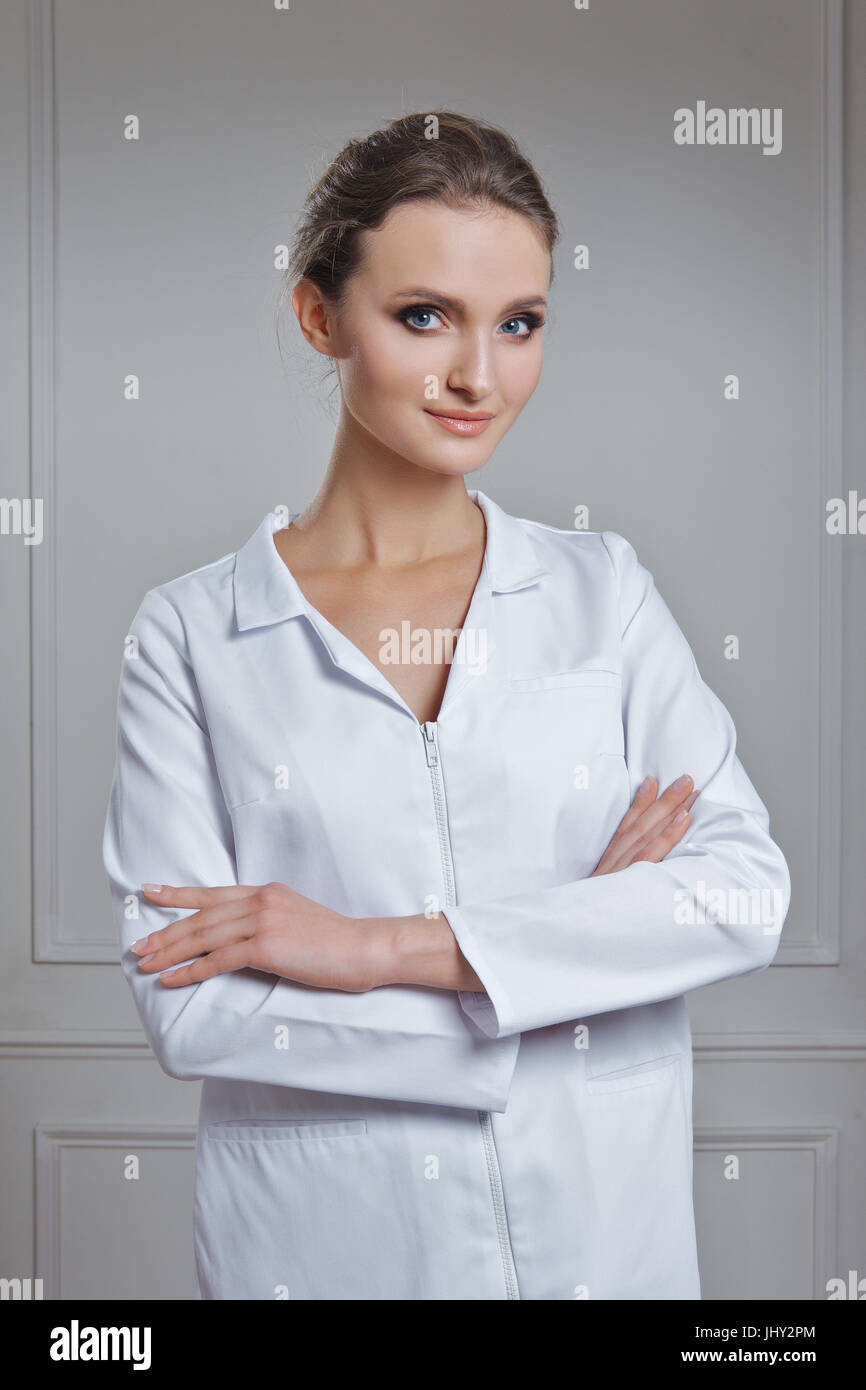Belle femme médecin dans des vêtements blancs. Portrait of attractive medic en robe blanche. Banque D'Images