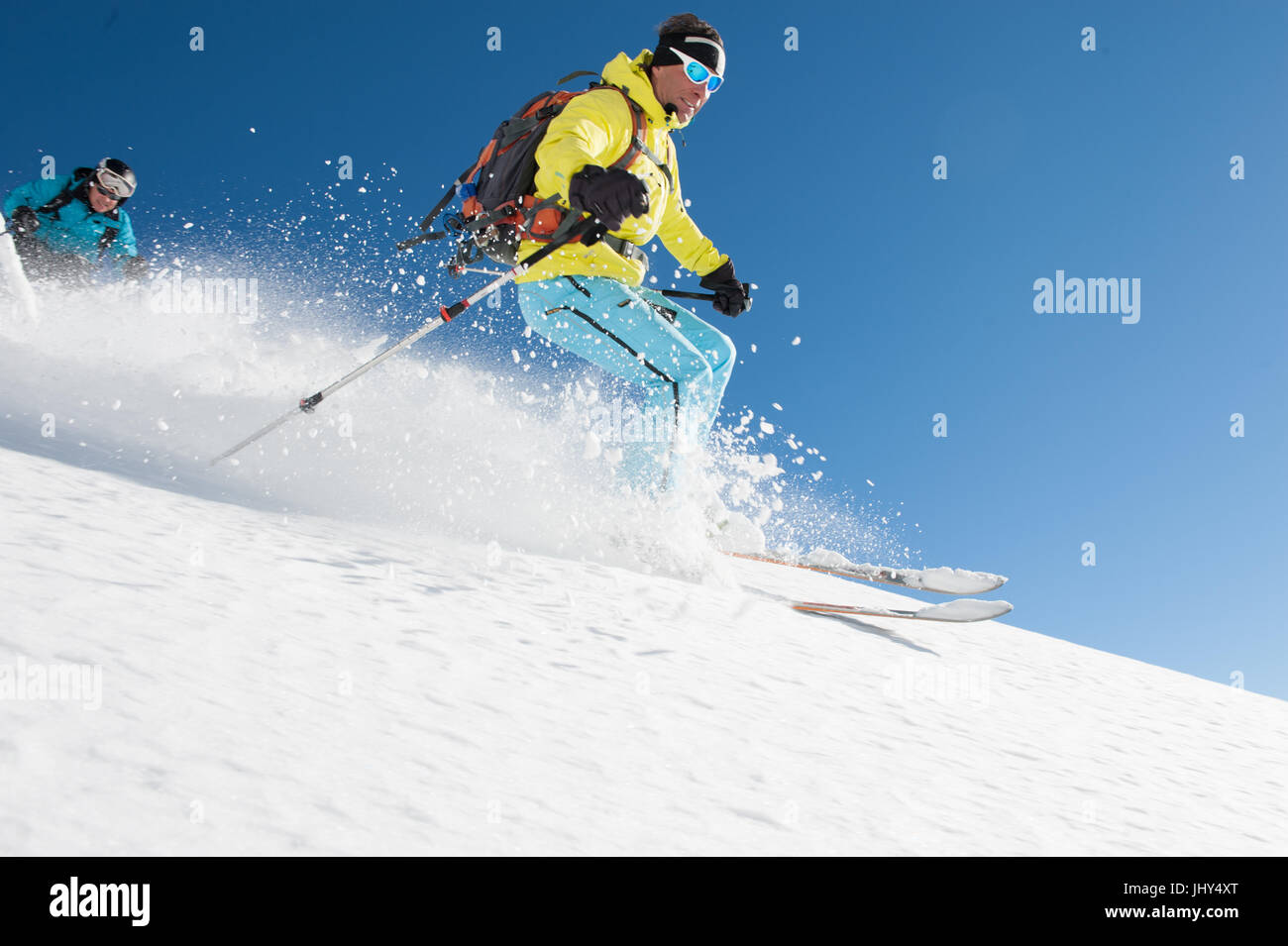 Bénéficiant d'une neige poudreuse fraîche skieur dans la région de Disentis, Suisse Banque D'Images