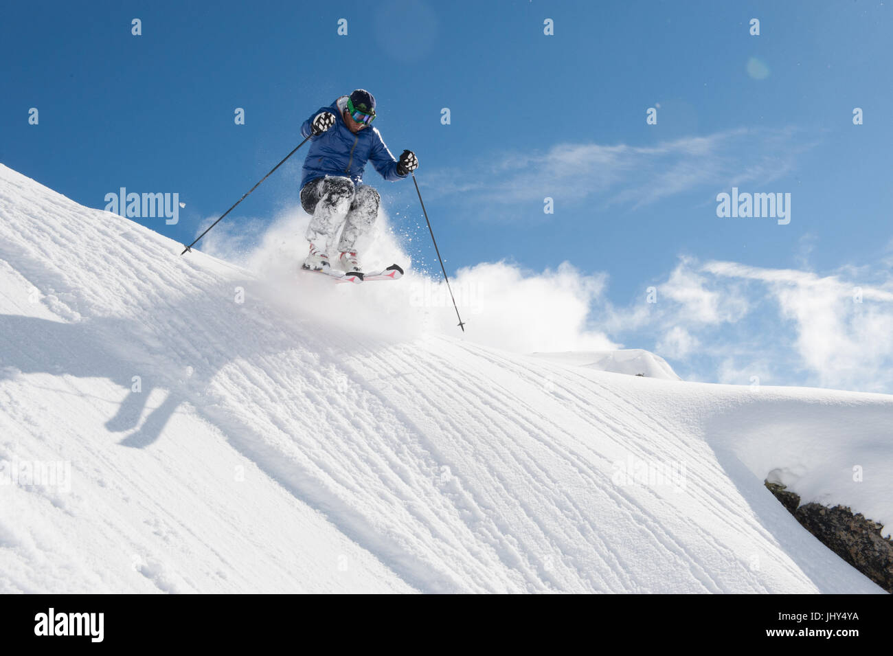 Passer par des skieurs de poudreuse dans la région de ski d'Disenits,Suisse Banque D'Images