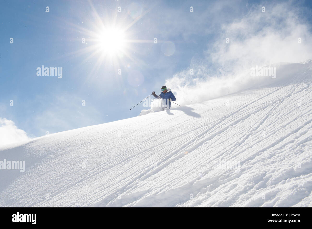 Passer par des skieurs de poudreuse dans la région de ski d'Disenits,Suisse Banque D'Images