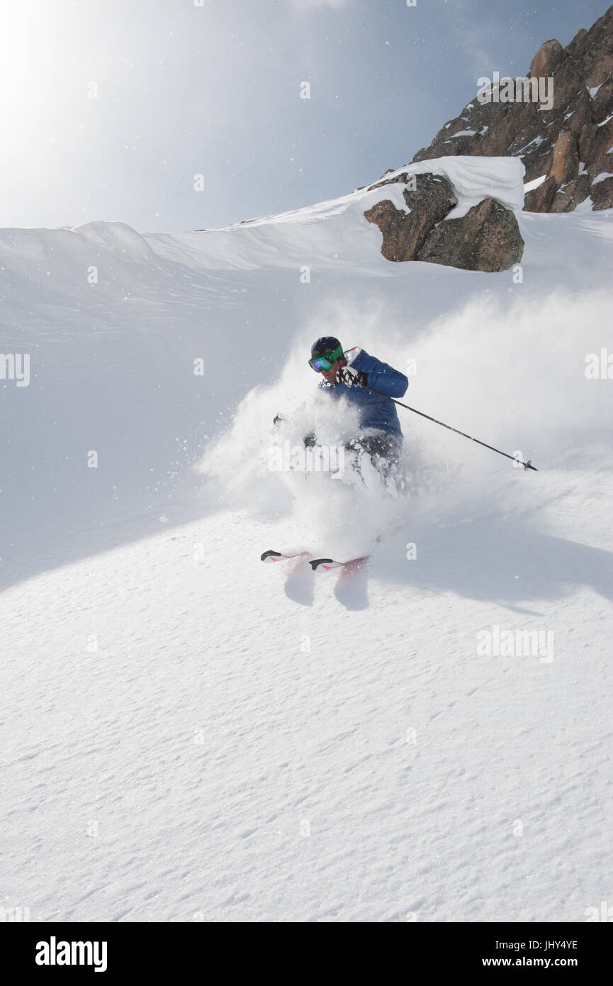 Passer par des skieurs de poudreuse dans la région de ski d'Disenits,Suisse Banque D'Images