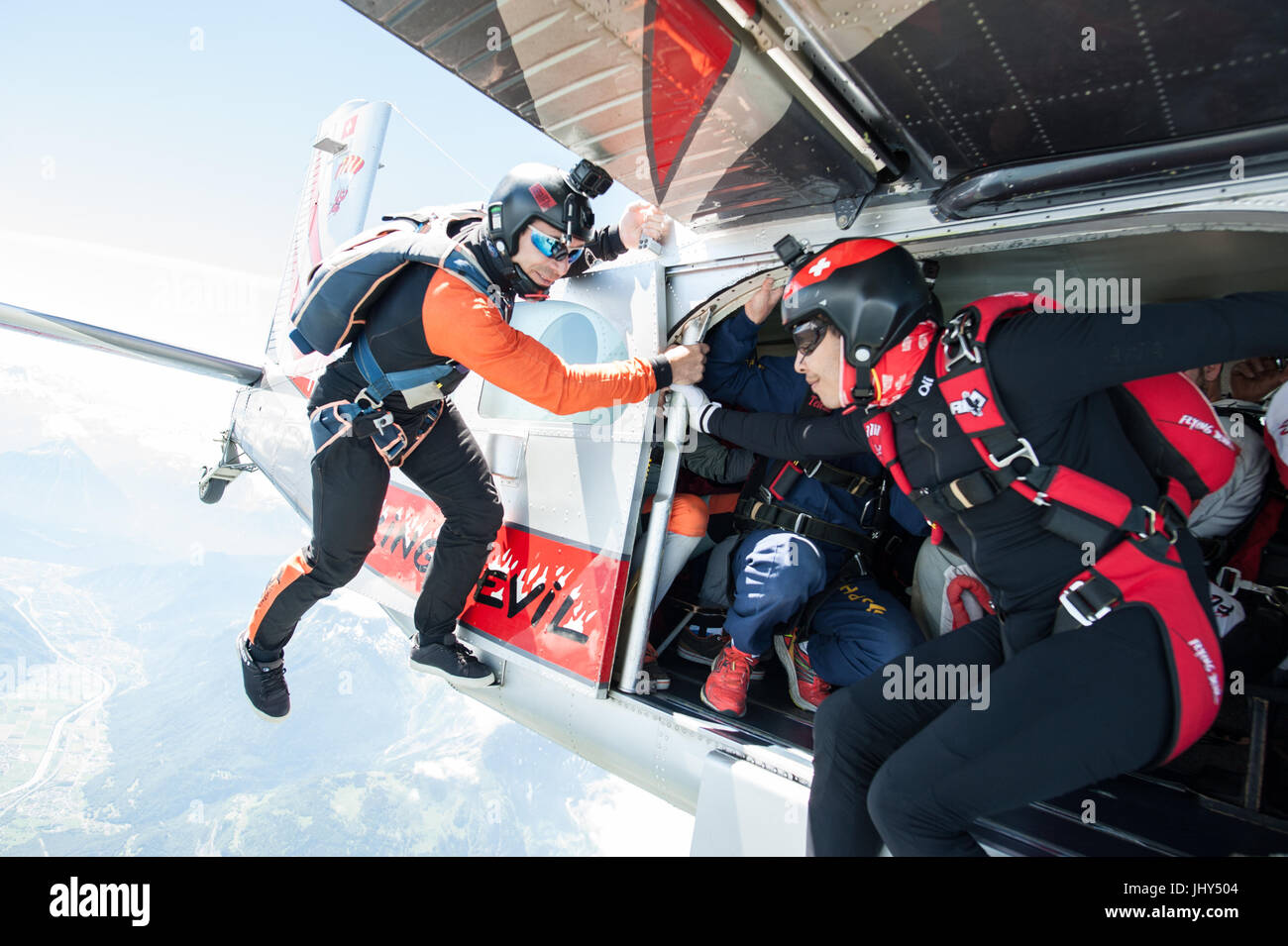 Une équipe de parachutisme freestyle à la sortie d'un Pilatus Porter pour un saut d'entraînement Banque D'Images