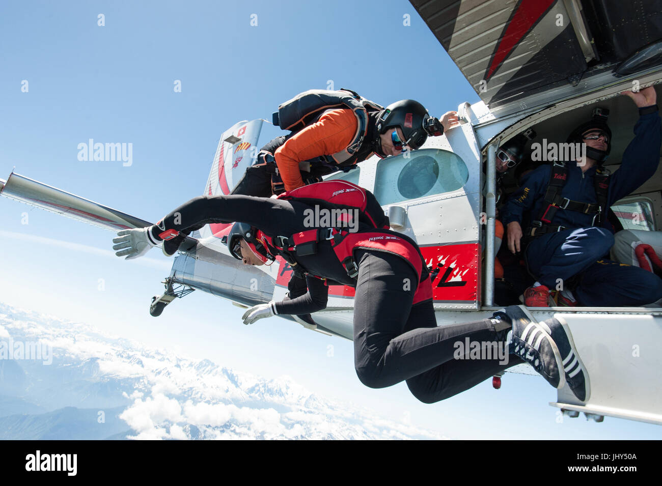 Une équipe de parachutisme freestyle à la sortie d'un Pilatus Porter pour un saut d'entraînement Banque D'Images