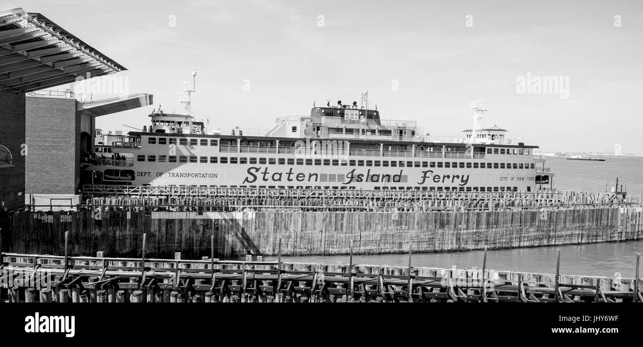 New York - Le service de traversier Staten Island Ferry - MANHATTAN / NEW YORK - 2 AVRIL 2017 Banque D'Images