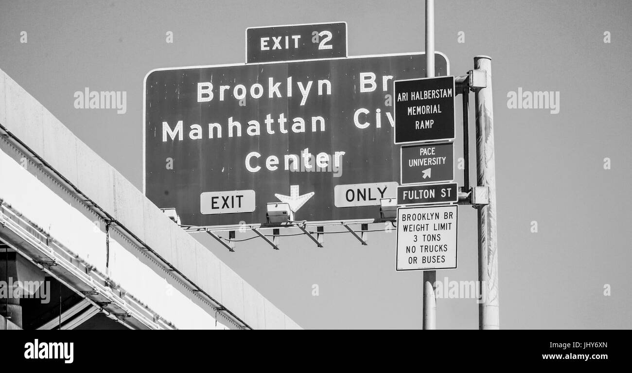 Panneaux indicateurs dans la rue menant à New York Pont de Brooklyn - New York / Manhattan - 2 AVRIL 2017 Banque D'Images
