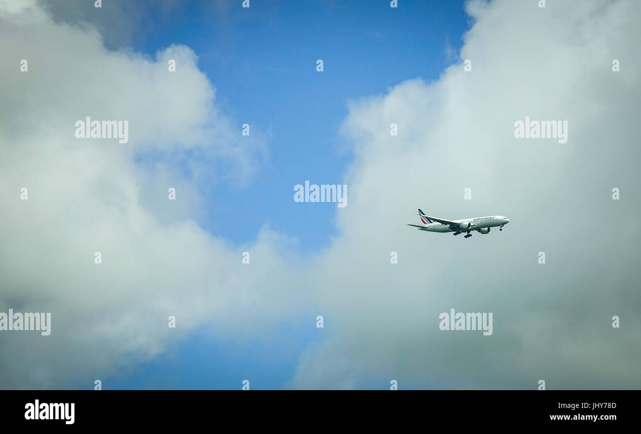 Mahebourg, Mauritius - Jan 8, 2017. Un avion civil s'envoler au ciel bleu à l'île Maurice. Maurice a une économie à revenu intermédiaire supérieur, selon Banque D'Images
