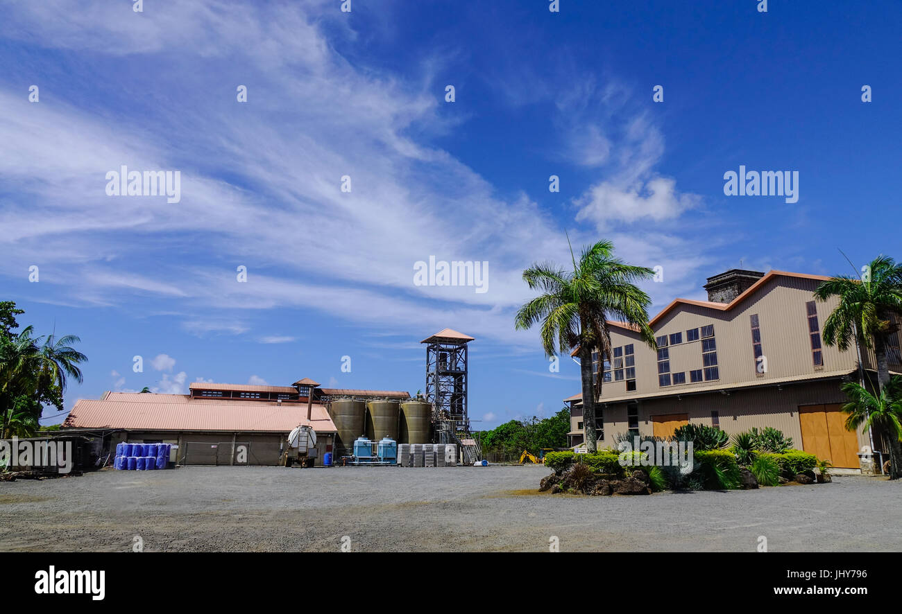 Mahebourg, Mauritius - Jan 8, 2017. Une usine sous ciel bleu à Port Louis, à Maurice. Maurice a une économie à revenu intermédiaire supérieur, selon le Banque D'Images