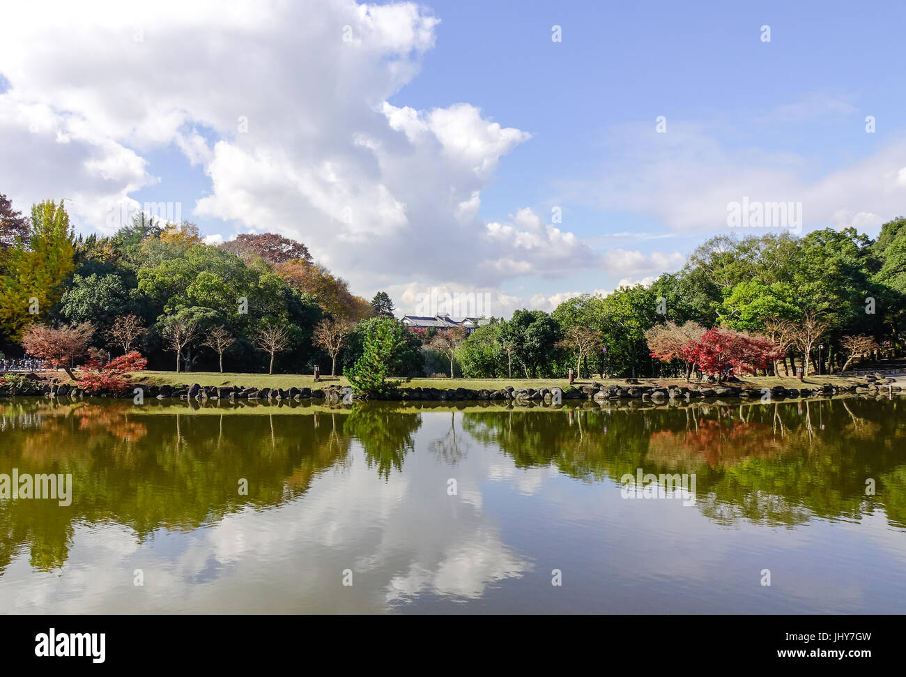 La vue sur le lac au parc de la ville de Nara, au Japon. Nara a été la capitale du Japon de 710 à 794, prêtant son nom à la période Nara. Banque D'Images