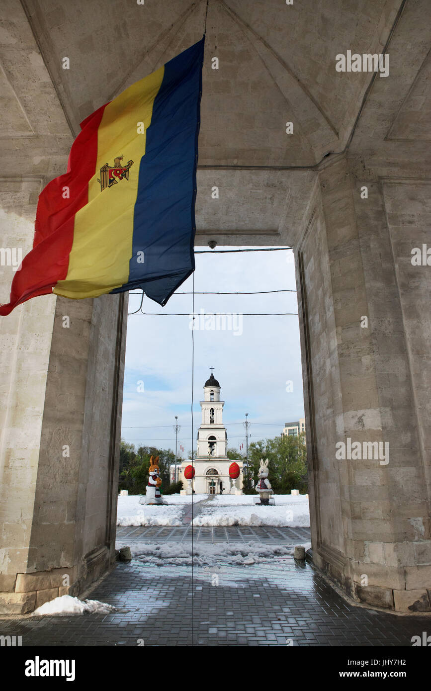 Beffroi de la cathédrale de la Nativité du Christ à travers l'Arc de Triomphe, le centre de Chisinau, Moldova Banque D'Images