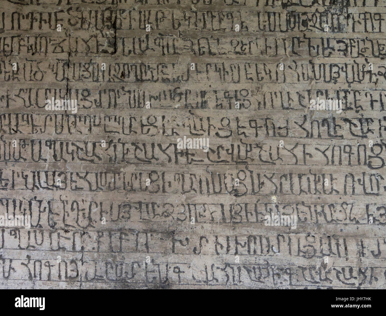 Le monastère de Hovhannavank médiévale avec la cathédrale de Saint Jean Baptiste, l'Arménie, l'Ohanavan vieux mur inscription en alphabet arménien Banque D'Images