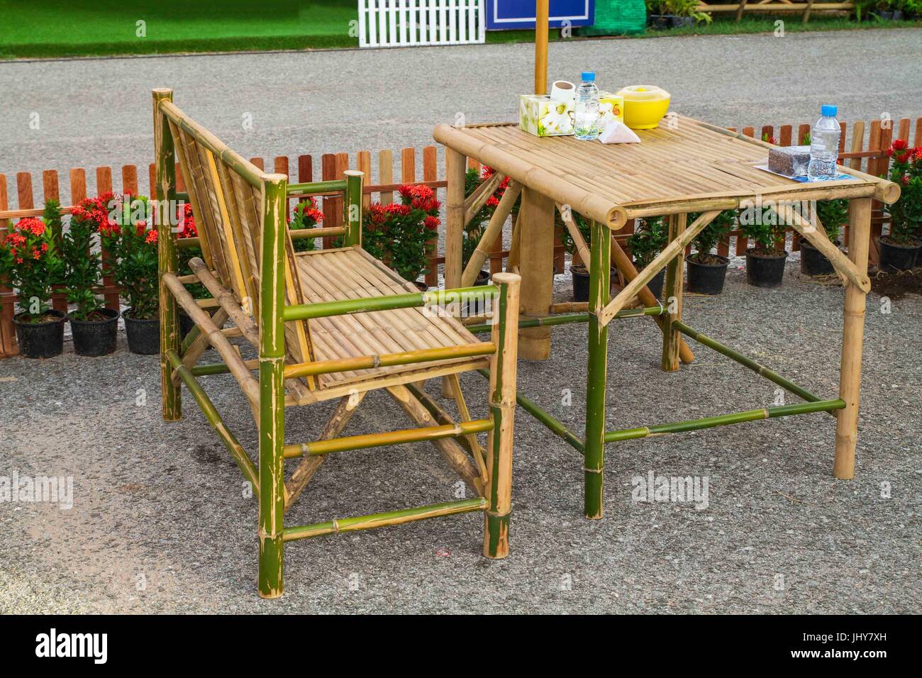 Table et chaises en bambou sont situées à côté de la clôture en bois. Banque D'Images