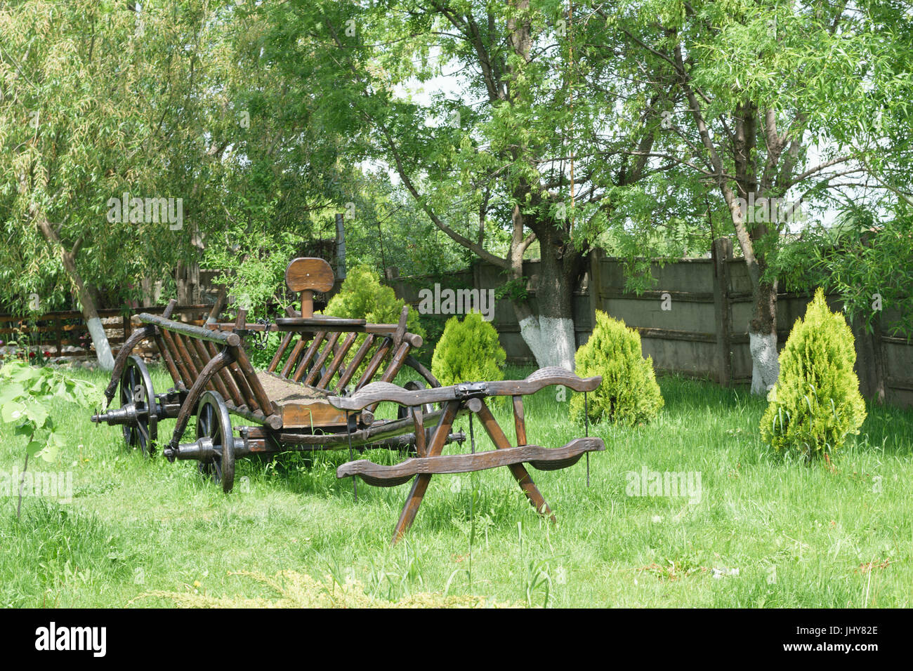 Chariot en bois rustique des bœufs conduit - objet de décoration Banque D'Images