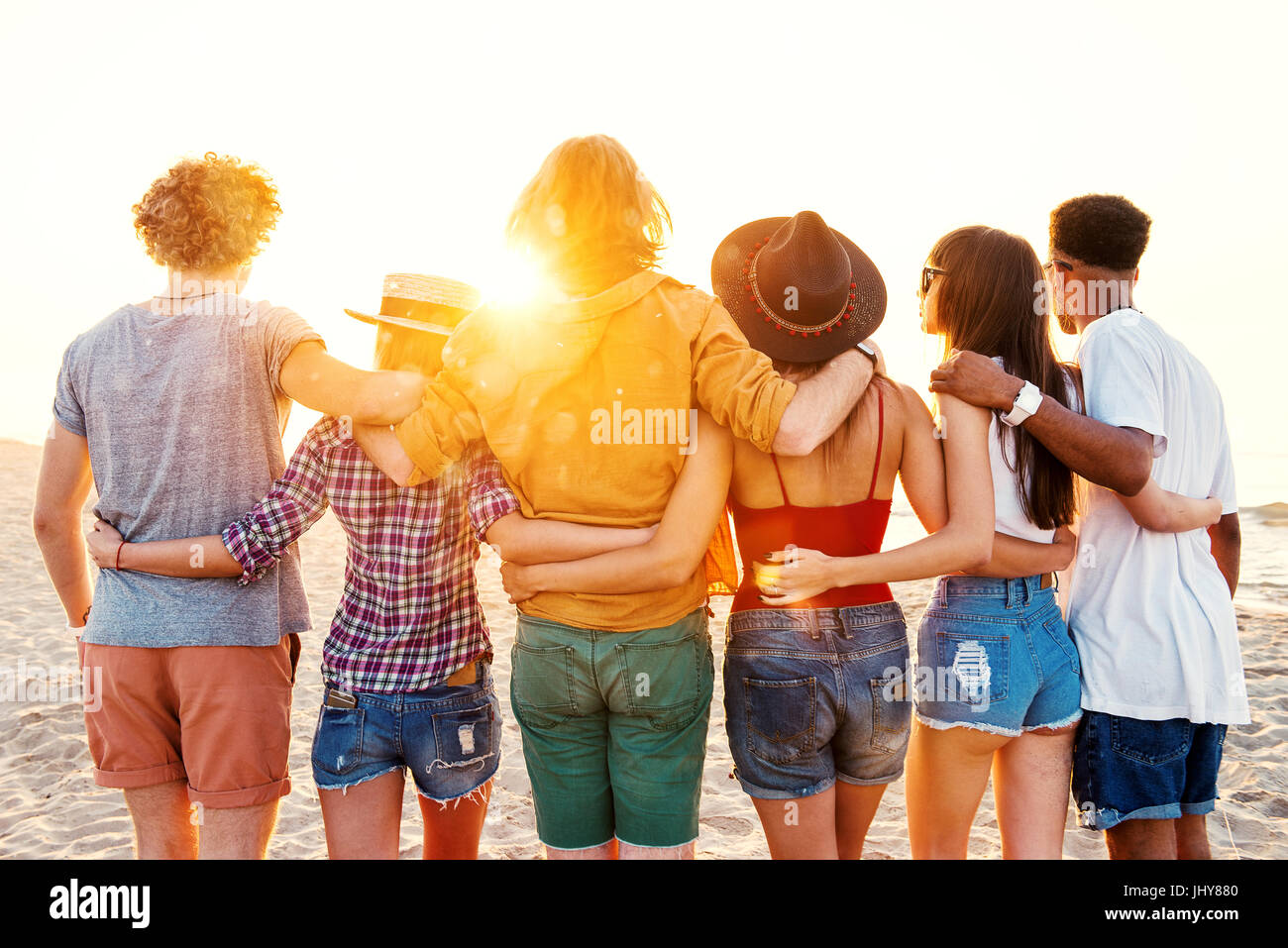 Groupe d'amis heureux de s'amuser à Ocean Beach Banque D'Images