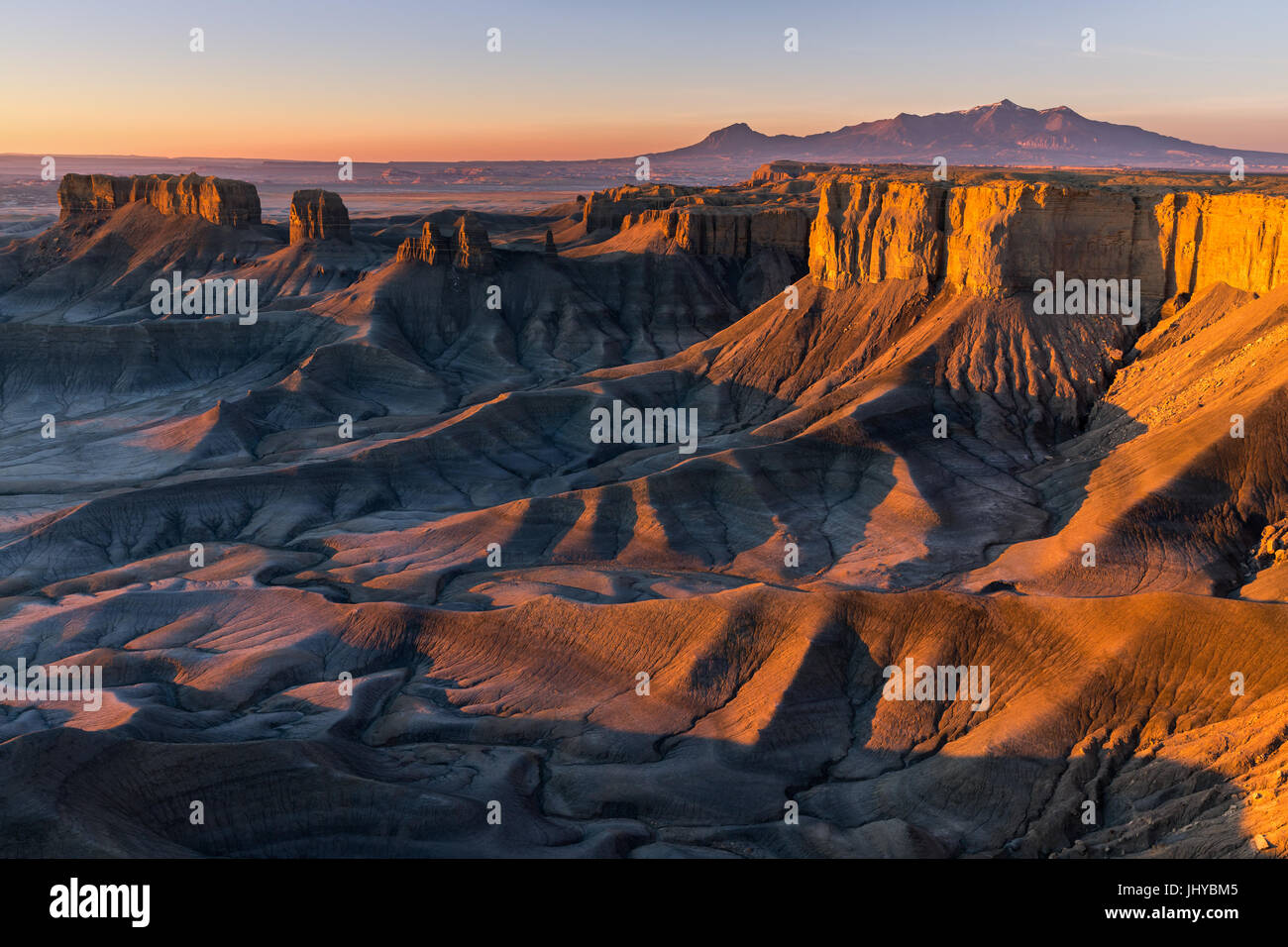 Les badlands aperçu au lever du soleil, près de Hanksville, Utah, USA Banque D'Images