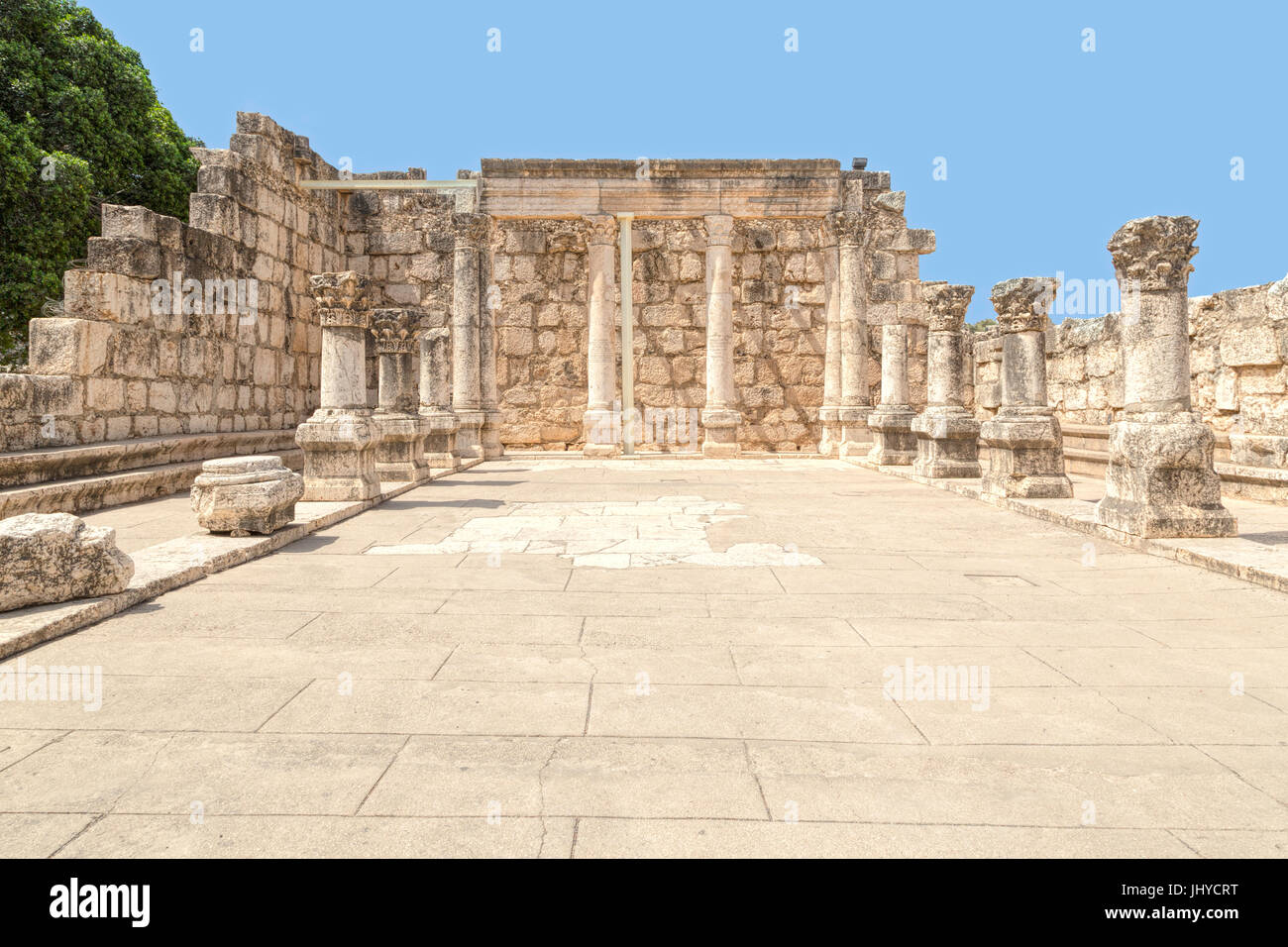 Vue sur le coin nord-ouest de la synagogue de Capharnaüm blanc, 4e siècle synagogue, près de la mer de Galilée, en Israël. Banque D'Images