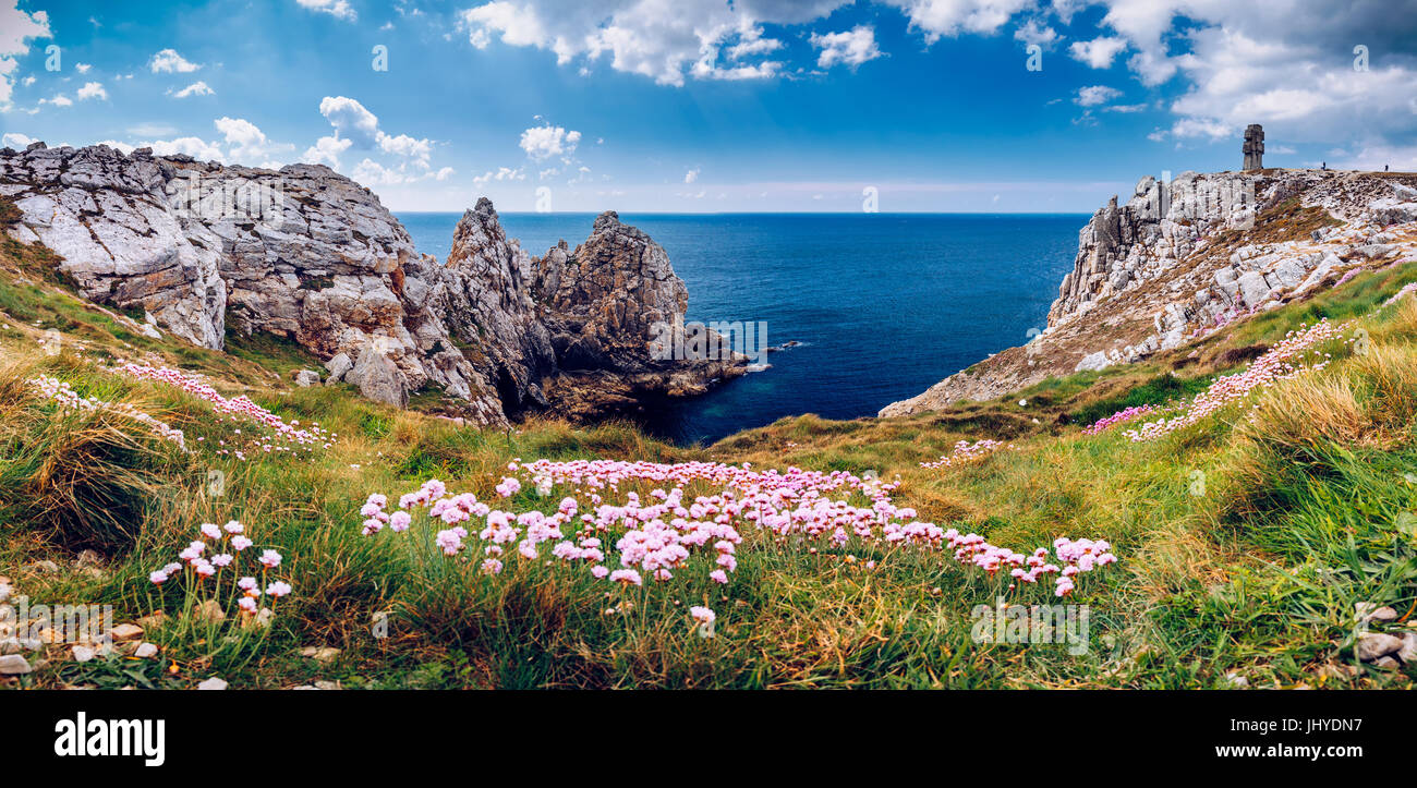 Panorama de la Pointe du Pen-Hir avec la Seconde Guerre mondiale monument aux Bretons de la France Libre sur la presqu'île de Crozon, Finistère, Camaret-sur-Mer Banque D'Images