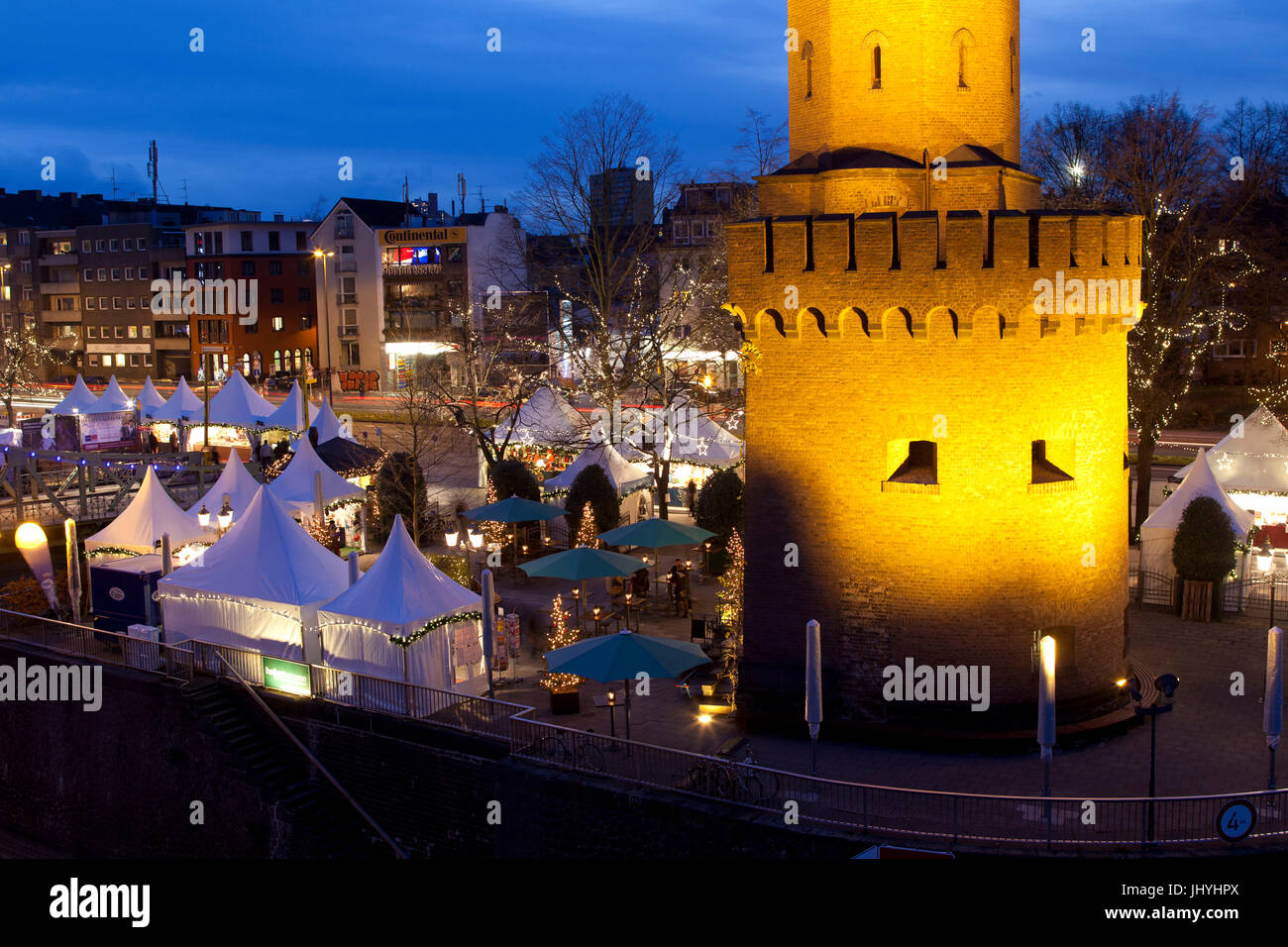 Allemagne, Cologne, le marché de Noël à l'Rheinau Harbour à la tour Malakoff Banque D'Images