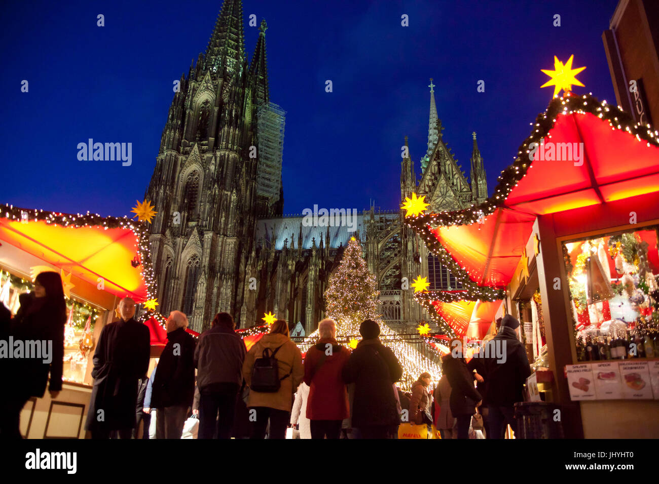 L'Europe, l'Allemagne, Cologne, le marché de Noël à la Roncalliplatz en face de la cathédrale Banque D'Images