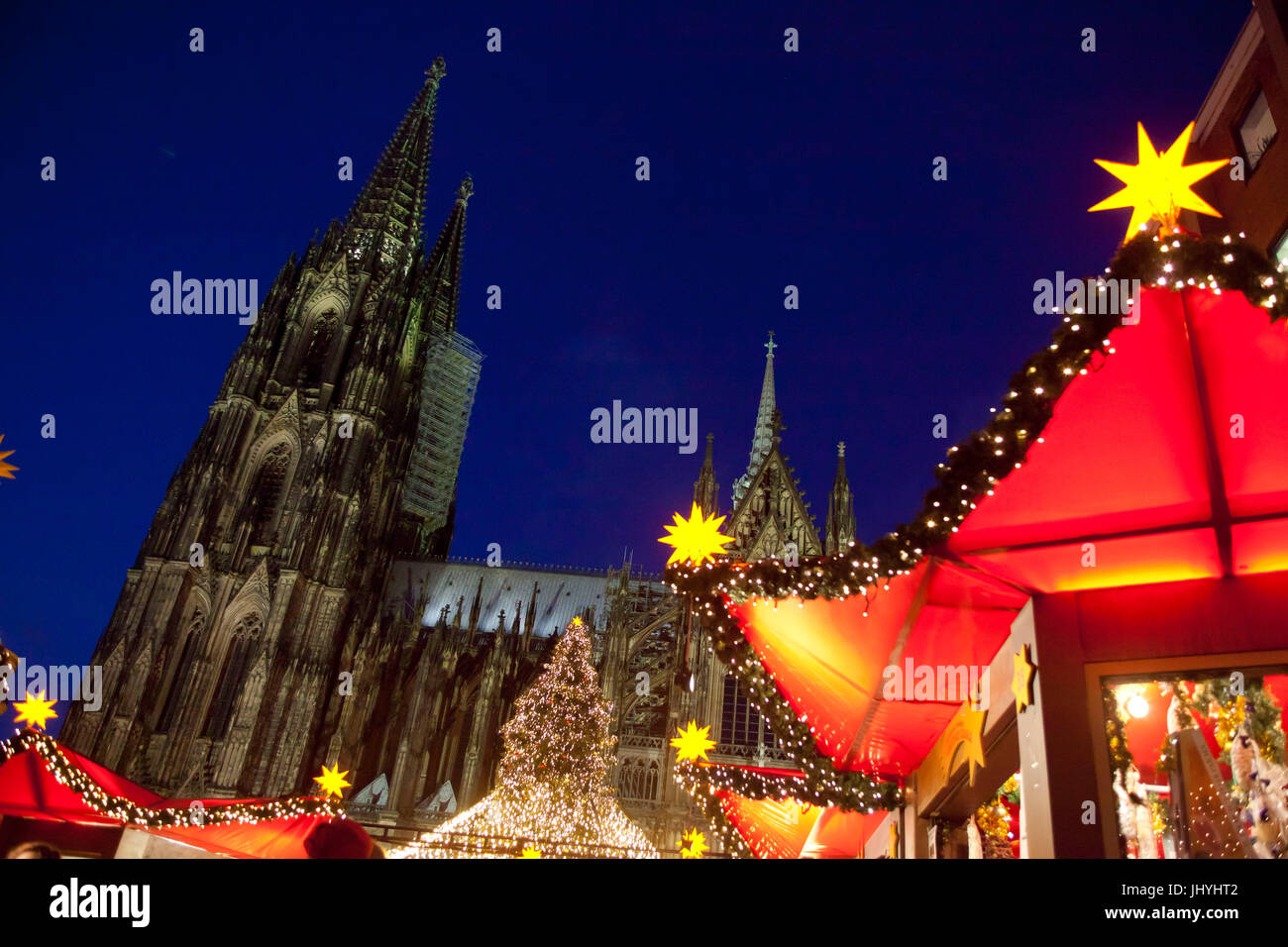 L'Europe, l'Allemagne, Cologne, le marché de Noël à la Roncalliplatz en face de la cathédrale Banque D'Images