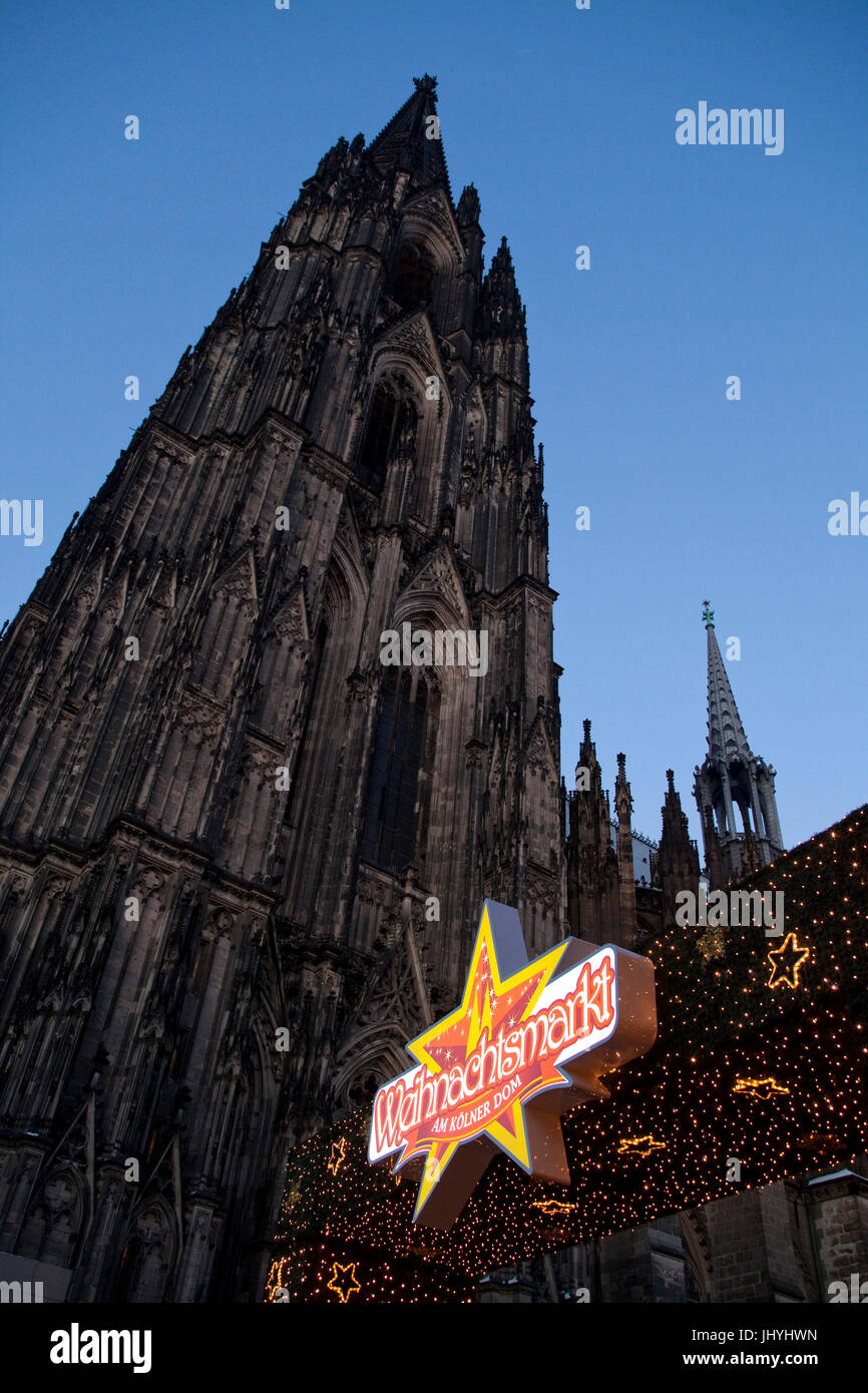 L'Europe, l'Allemagne, Cologne, l'entrée au marché de Noël en face de la cathédrale. Banque D'Images