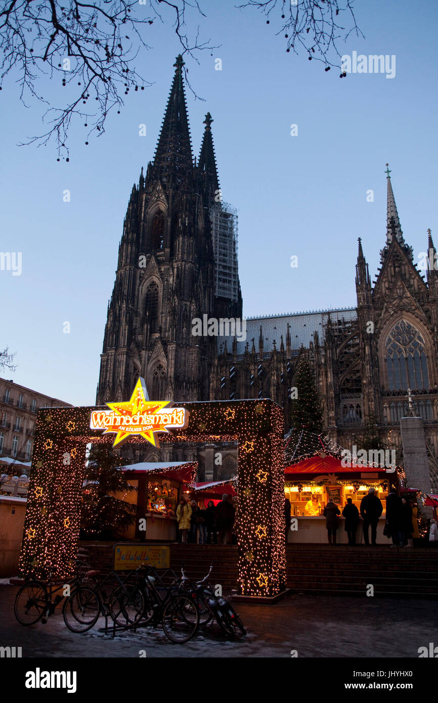 L'Europe, l'Allemagne, Cologne, l'entrée au marché de Noël en face de la cathédrale. Banque D'Images