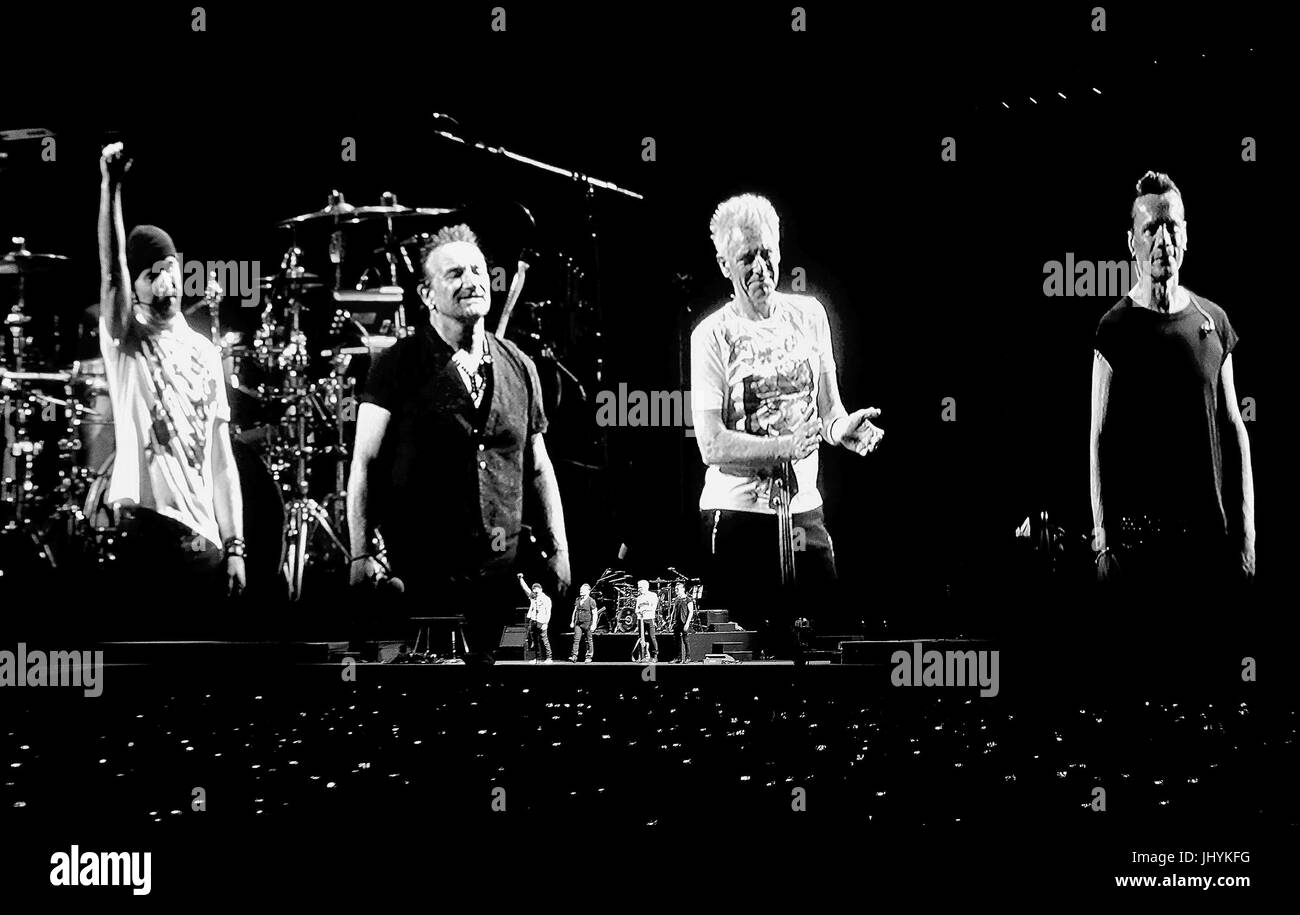 Rome, Italie. 15 juillet, 2017. Le groupe irlandais U2 s'est produit dans le stade olympique de Rome, en face de 60 000 personnes, où ils ont présenté leur tour de Joshua Tree, 30 ans après la sortie de son propre album. Credit : Andrea Franceschini/Pacific Press/Alamy Live News Banque D'Images