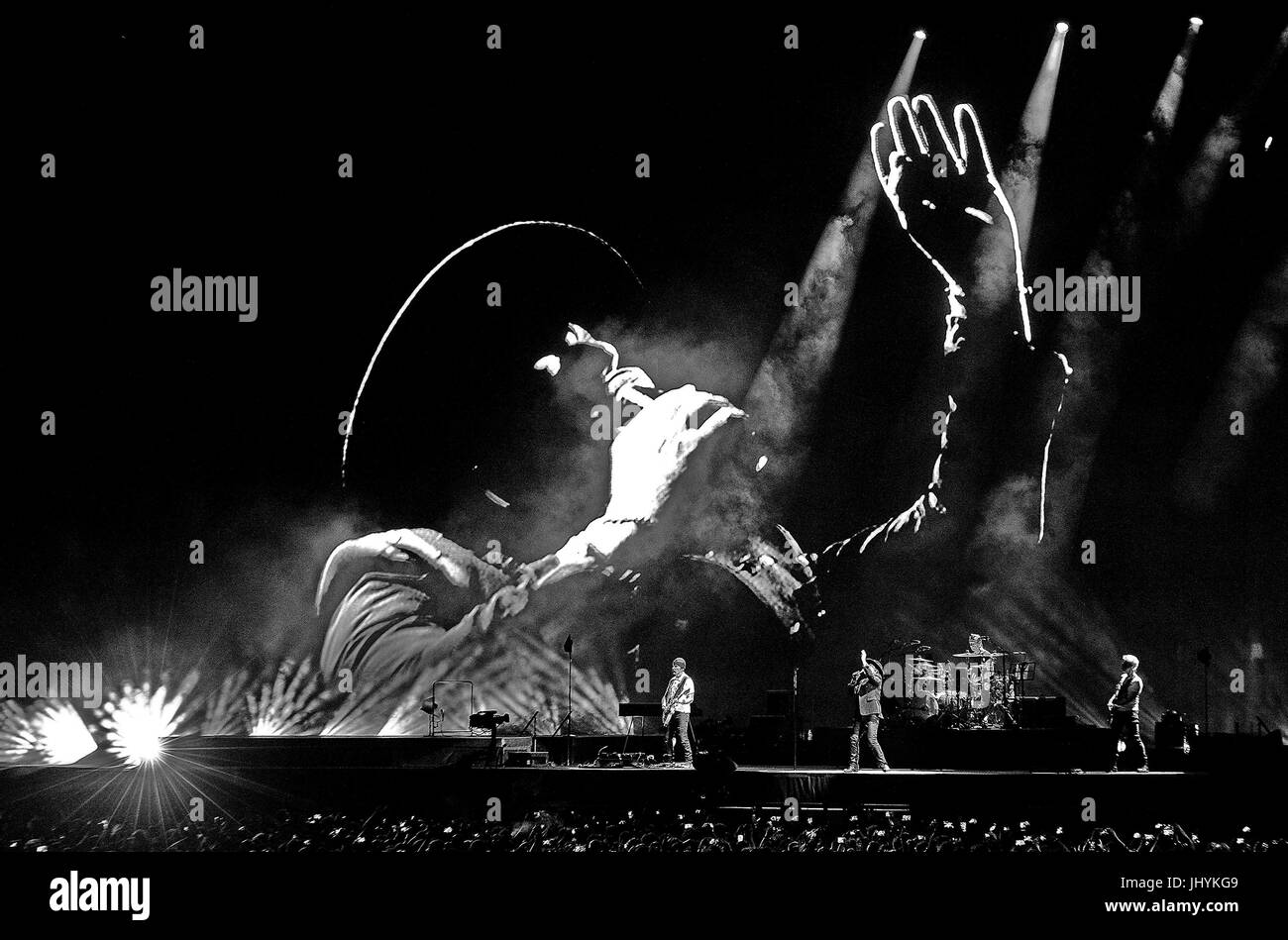 Rome, Italie. 15 juillet, 2017. Le groupe irlandais U2 s'est produit dans le stade olympique de Rome, en face de 60 000 personnes, où ils ont présenté leur tour de Joshua Tree, 30 ans après la sortie de son propre album. Credit : Andrea Franceschini/Pacific Press/Alamy Live News Banque D'Images