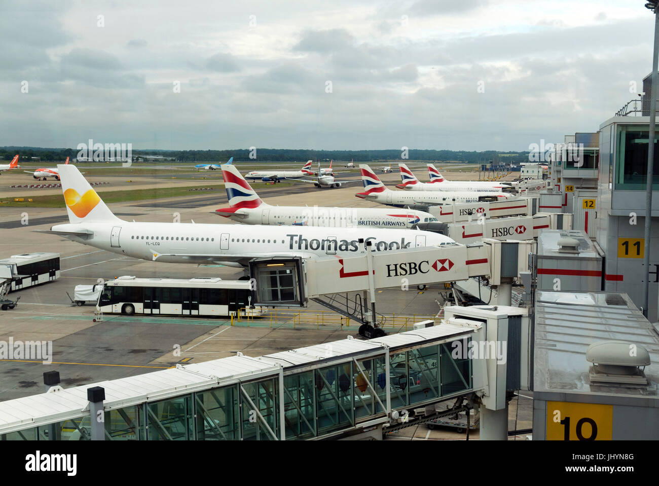 Les peuplements d'aéronefs à l'aéroport de Gatwick au Royaume-Uni. Banque D'Images