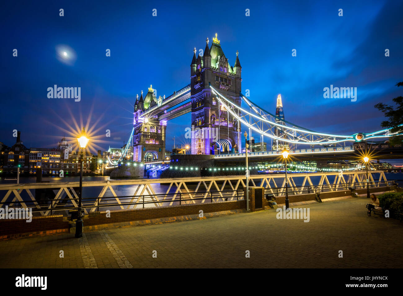 Un soir de pleine lune à Londres en vue de Tower Bridge et le Fragment derrière, Londres, Angleterre, Royaume-Uni, Europe Banque D'Images