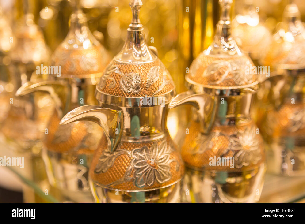 Plaqué or souvenirs thé arabe traditionnelle urn, Centre Commercial de Dubaï, Dubaï, Émirats arabes unis, Moyen Orient Banque D'Images