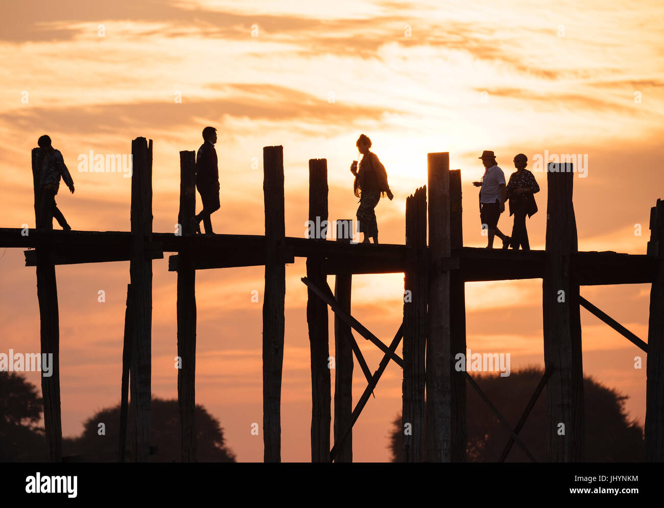 Vue d'u-bein Bridge au coucher du soleil, Amarapura, Mandalay, Région de Mandalay, Myanmar (Birmanie), l'Asie Banque D'Images