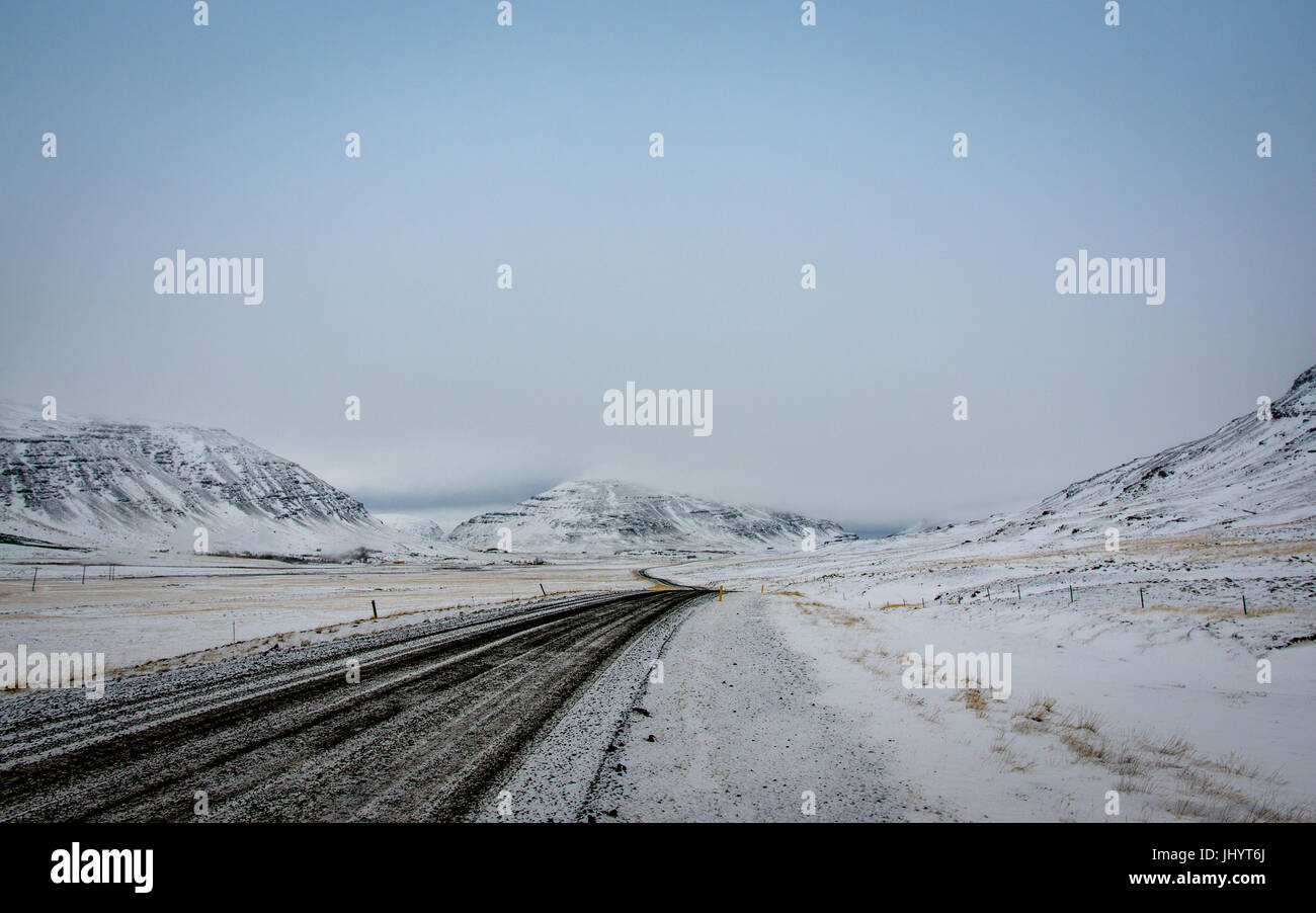 Route normale à l'hiver islandais Banque D'Images