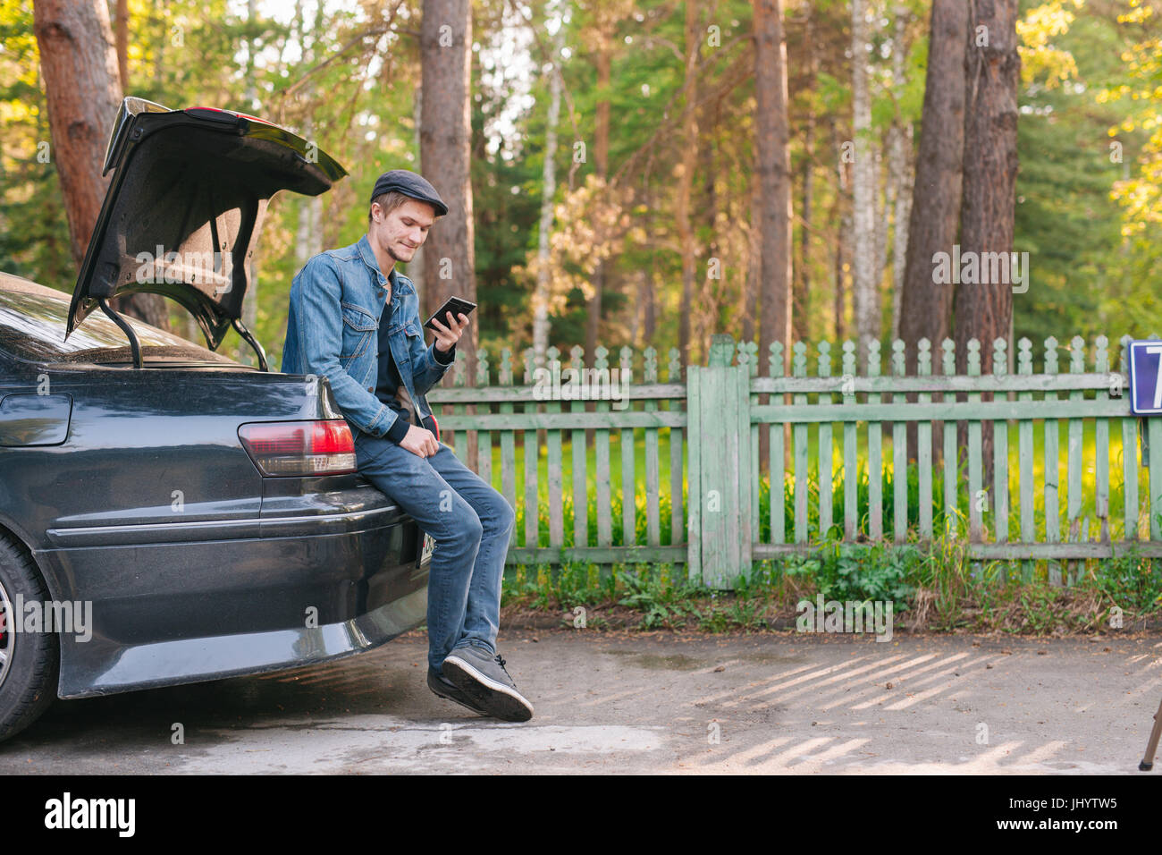 Heureux homme assis sur une voiture Banque de photographies et d’images ...