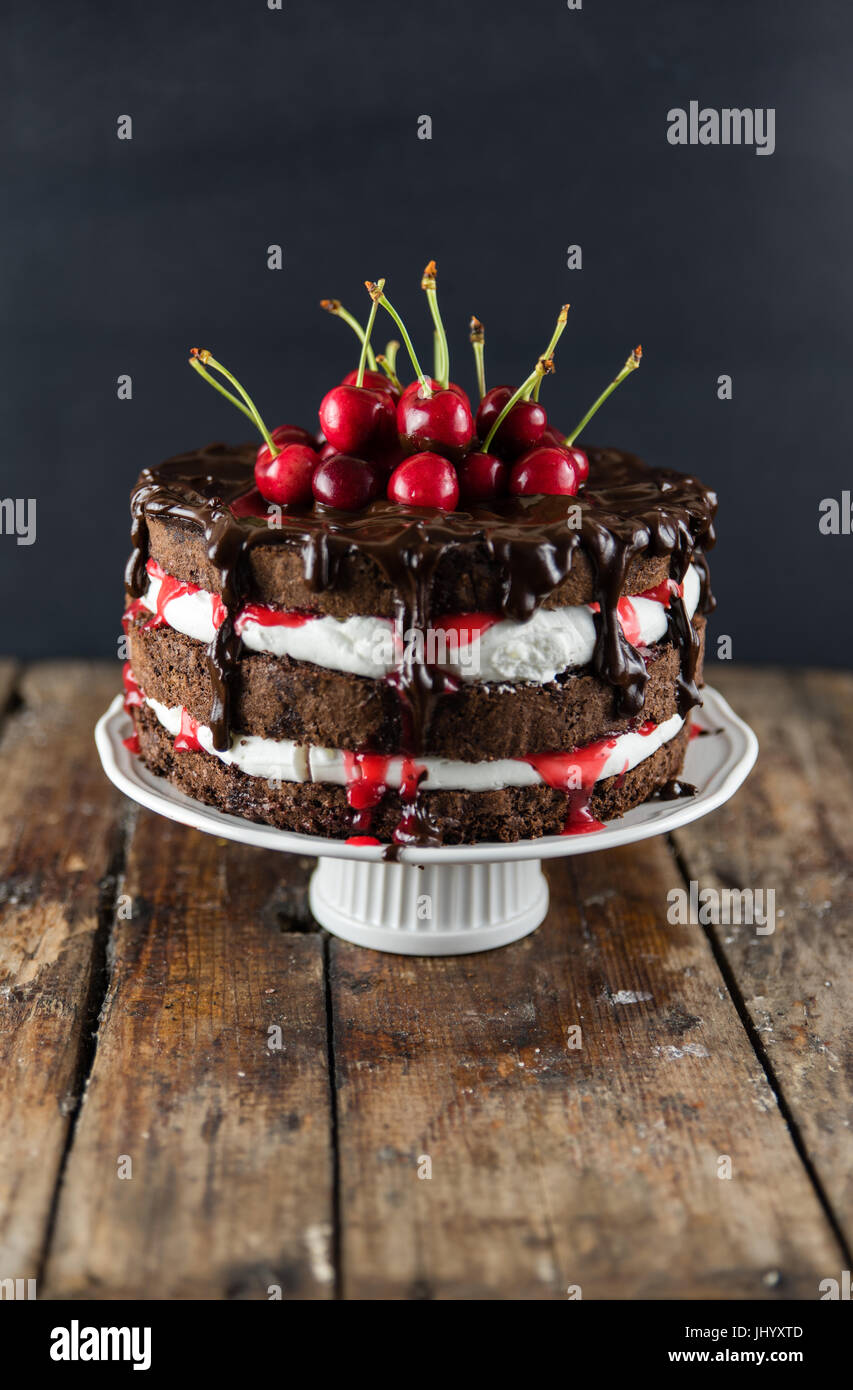 Gâteau Forêt noire, gâteau Schwarzwald, chocolat noir et cerises dessert sur une table en bois gâteau moderne Banque D'Images