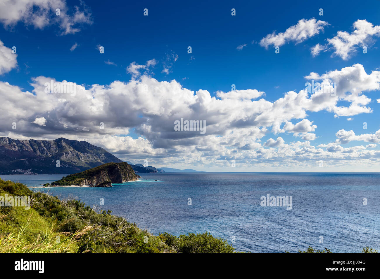 Paysage panoramique de la riviera de Budva au Monténégro. Vue fantastique sur le ciel couvert. Scène dramatique matin. Balkans, Mer Adriatique, de l'Europe Banque D'Images