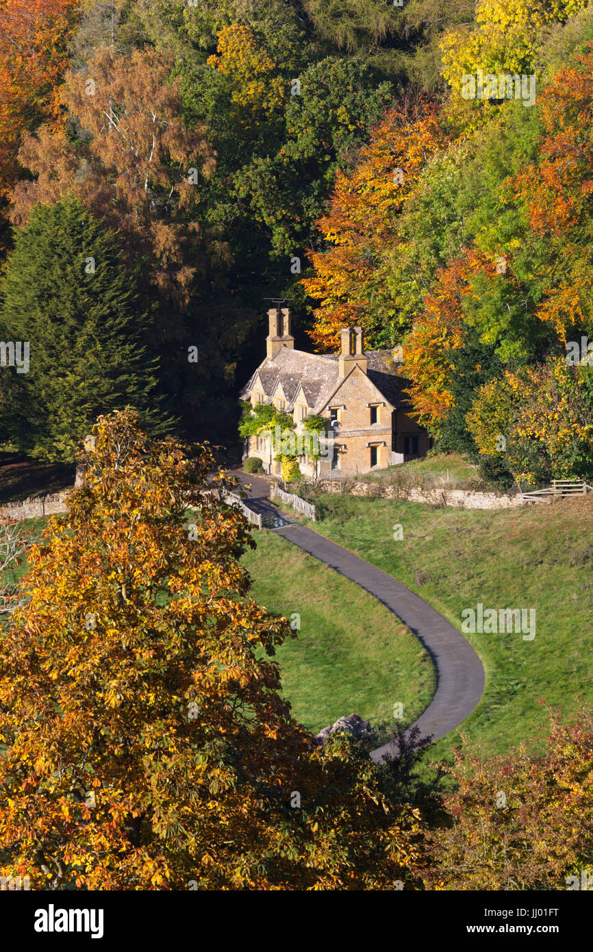 Vue sur Cotswold cottage en pierre à l'automne, Cotswolds, Stanway, Gloucestershire, Angleterre, Royaume-Uni, Europe Banque D'Images