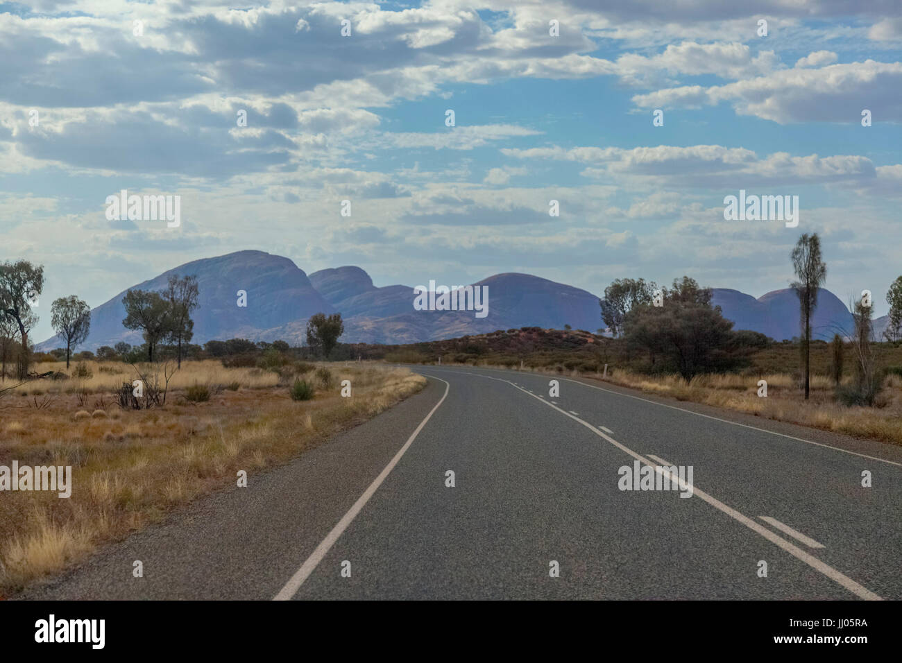 Kata Tjuta dans l'après-midi à l'ombre semi sun,vue depuis la route principale, ciel nuageux ciel bleu, rouge, sec, paysage désertique, aspect horizontal. Banque D'Images